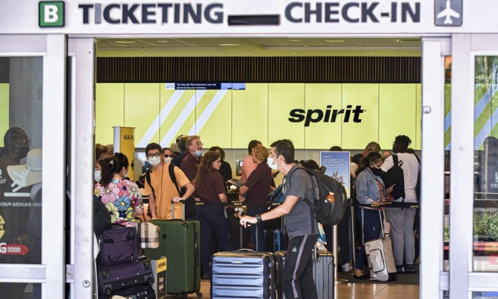 Spirit Airlines , fight, passenger