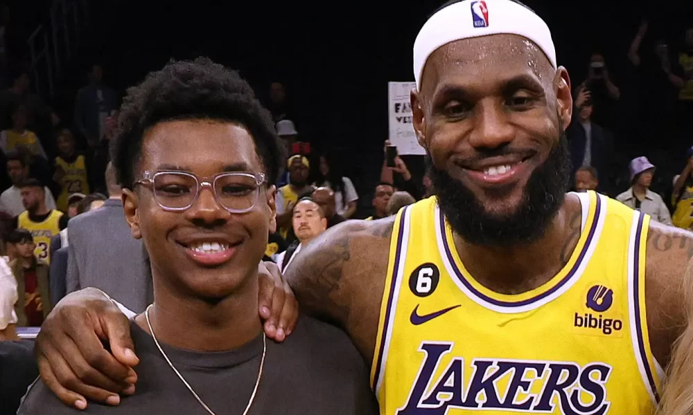 LOS ANGELES, CALIFORNIA - FEBRUARY 07: LeBron James #6 of the Los Angeles Lakers poses for a picture with his family at the end of the game, (L-R) Bronny James, Bryce James, Zhuri James Savannah James and Gloria James, passing Kareem Abdul-Jabbar to become the NBA