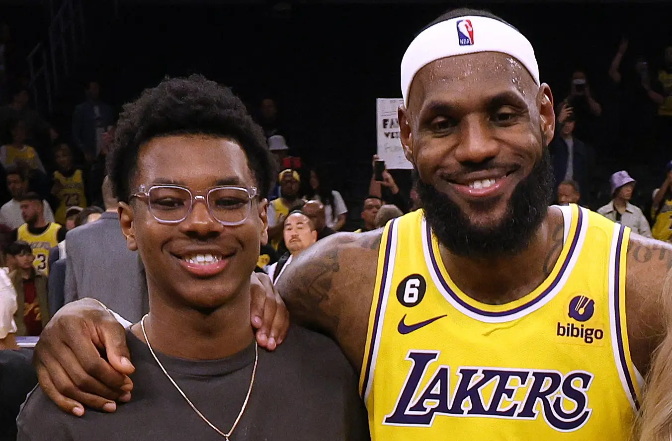 LOS ANGELES, CALIFORNIA - FEBRUARY 07: LeBron James #6 of the Los Angeles Lakers poses for a picture with his family at the end of the game, (L-R) Bronny James, Bryce James, Zhuri James Savannah James and Gloria James, passing Kareem Abdul-Jabbar to become the NBA