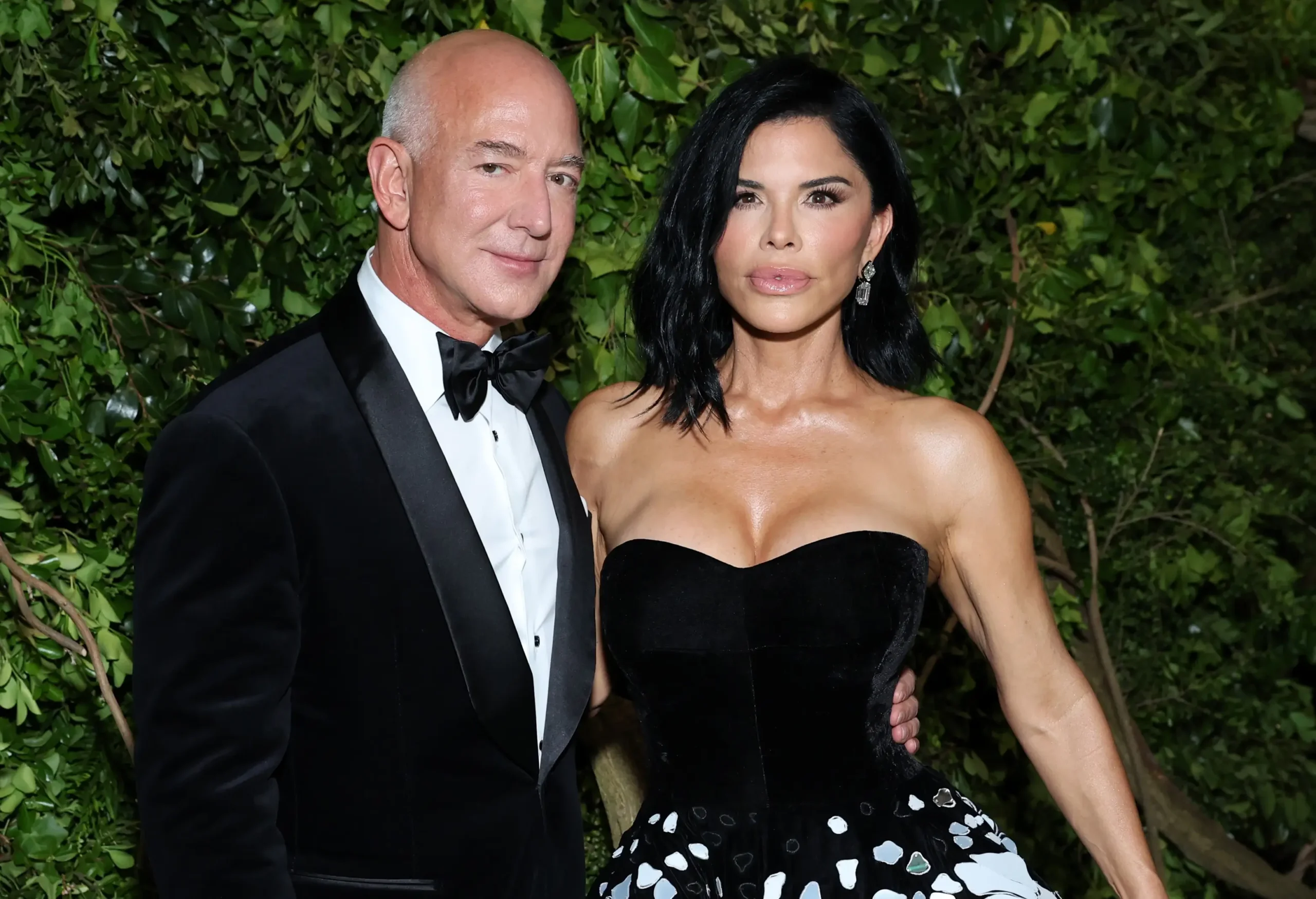 NEW YORK, NEW YORK - MAY 06: (L-R) Jeff Bezos and Lauren Sánchez attend The 2024 Met Gala Celebrating